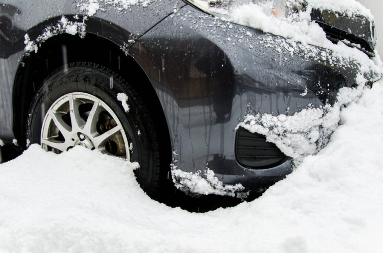 雪道のノーマルタイヤは法令違反?→要は車で外出しなければ良い話 雪道のノーマルタイヤは法令違反?→要は車で外出しなければ良い話